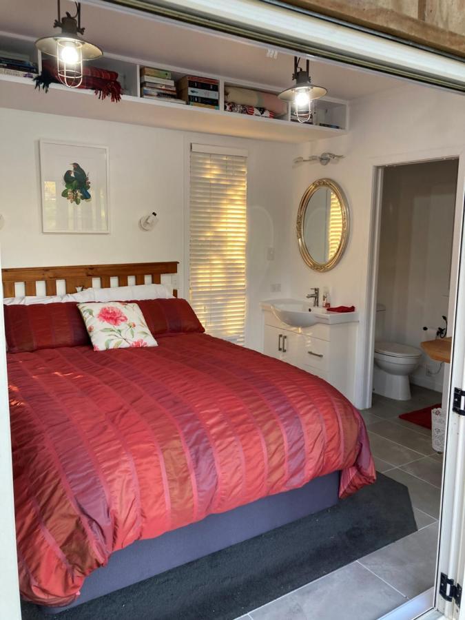 Farm stay The Treehut Ohauiti
